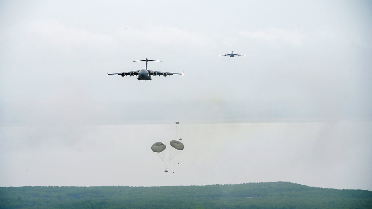 JointBasePHH's tweet photo. #FlightOpsFriday #204AS #Pueos
Earlier this month the @HiAirGuard demonstrated its airlift and controller capabilities in the North American Aerospace Defense Command’s arctic regional exercise in Alaska during #ExerciseAmalgamDart. #AirPower https://t.co/9YQ9rT3gut