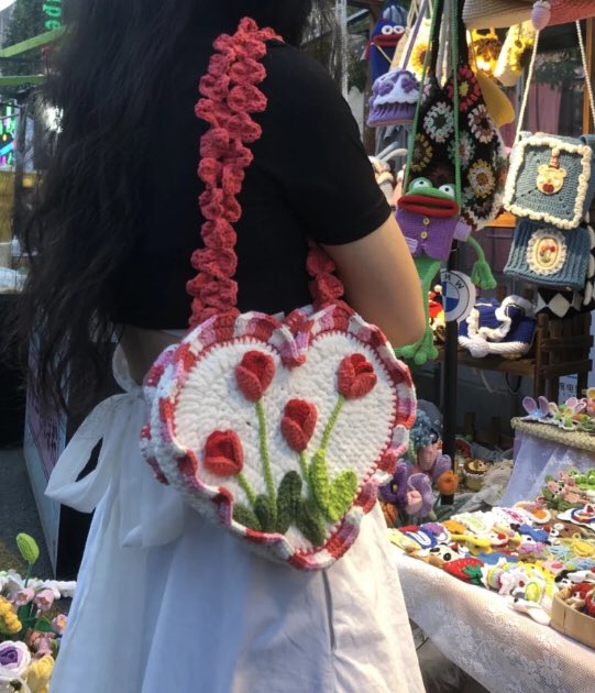 piinkibun's tweet photo. heart shaped crochet tulip bag https://t.co/k7kxHRK11e