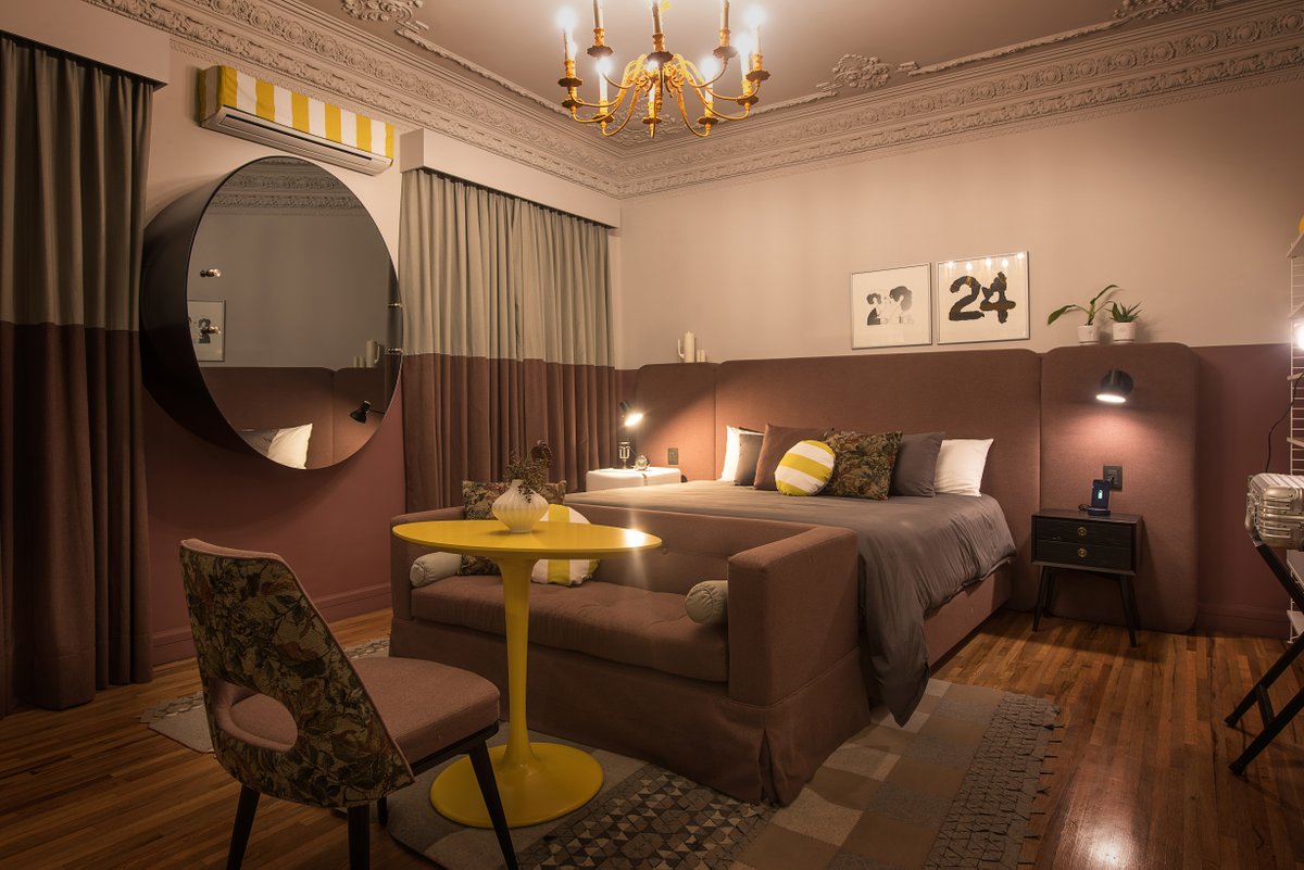 GeVeArqs's tweet photo. Entrar y recorrer el Hotel Pug Seal Tennyson es como caminar por un libro que cuenta diferentes y muy variadas historias que nos remiten a los recuerdos de momentos o pasajes de nuestra vida. 

Tienes que comprobarlo tu mismo.
https://t.co/MzI1akE0IO https://t.co/AJODrbHh7t