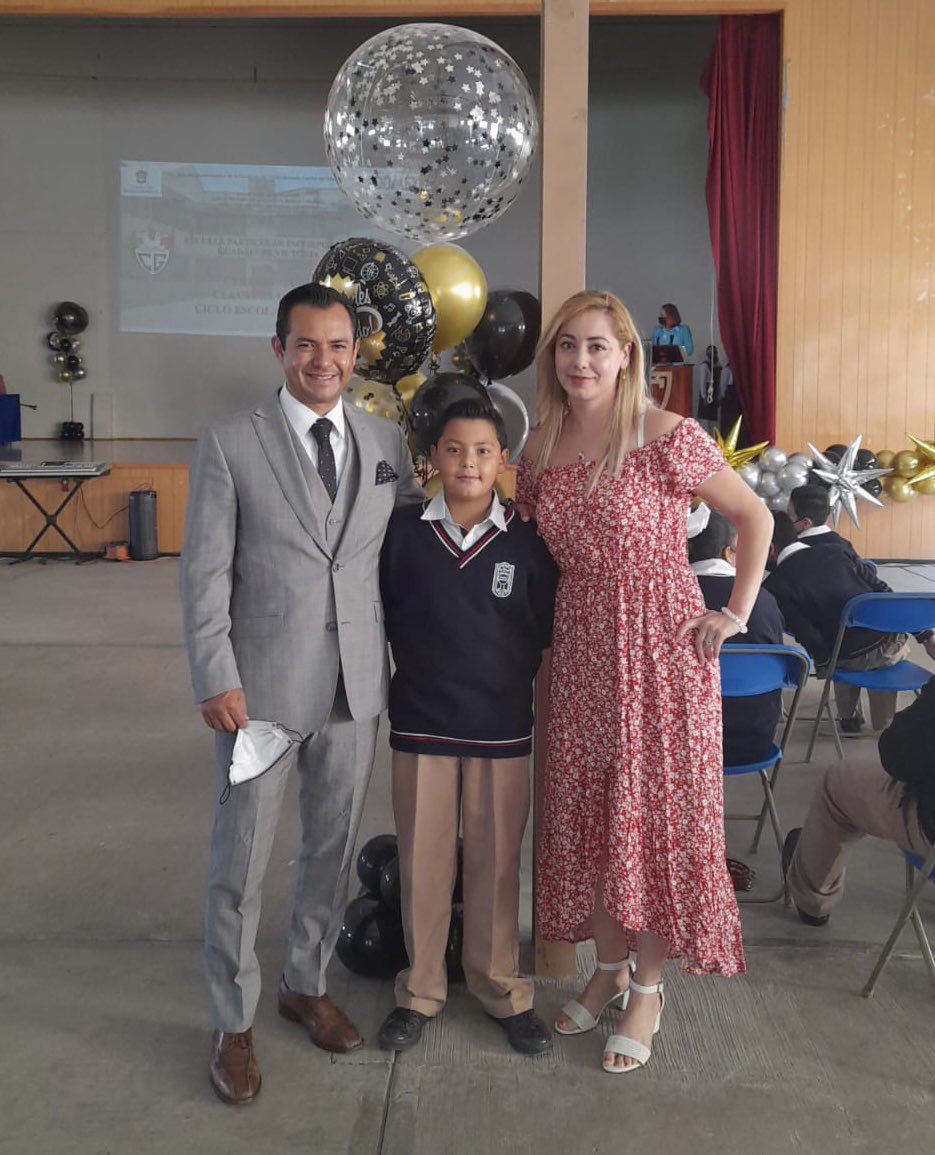 jesalsaga's tweet photo. Mi esposa Christian y yo estamos muy felices y orgullosos del logro conseguido por nuestros hijos Carlo, Jorge Emilio y Jesús Sánchez Sánchez, quienes se graduaron y pasan a una nueva etapa escolar. Siempre apoyándolos para que tengan valores y alas para que alcancen sus sueños. https://t.co/XoHe550tp0