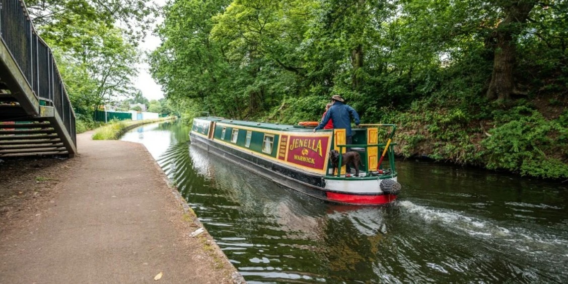 It's a bumper #BoatersUpdate! More <a href="/GreenFlagAward/">GreenFlagAward</a> awards, work being in done in our <a href="/CRTSouthEast/">Canal & River Trust London & SE</a> region, an insight into some of the vandalism we deal with, an update on water resources &amp; news of a boaters' census and where to moor at <a href="/birminghamcg22/">Birmingham 2022</a> ow.ly/TtLr50K7rV0