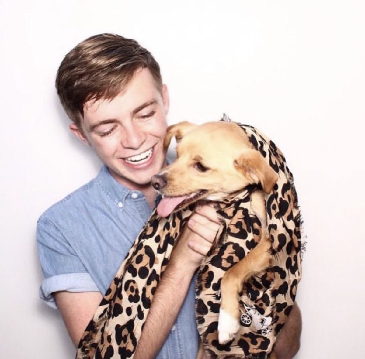 tbsagb's tweet photo. ariana grande via instagram 7 years ago today, ‘I literally want a mural of this painted on the side of my house. one of my fav shots of the day of one of my bffs in the whole world @dougmiddlebrook with my other bff Toulouse 💜💜💜💜 @coach #coachpups’ (29th july 2015) https://t.co/uEFO793NUn