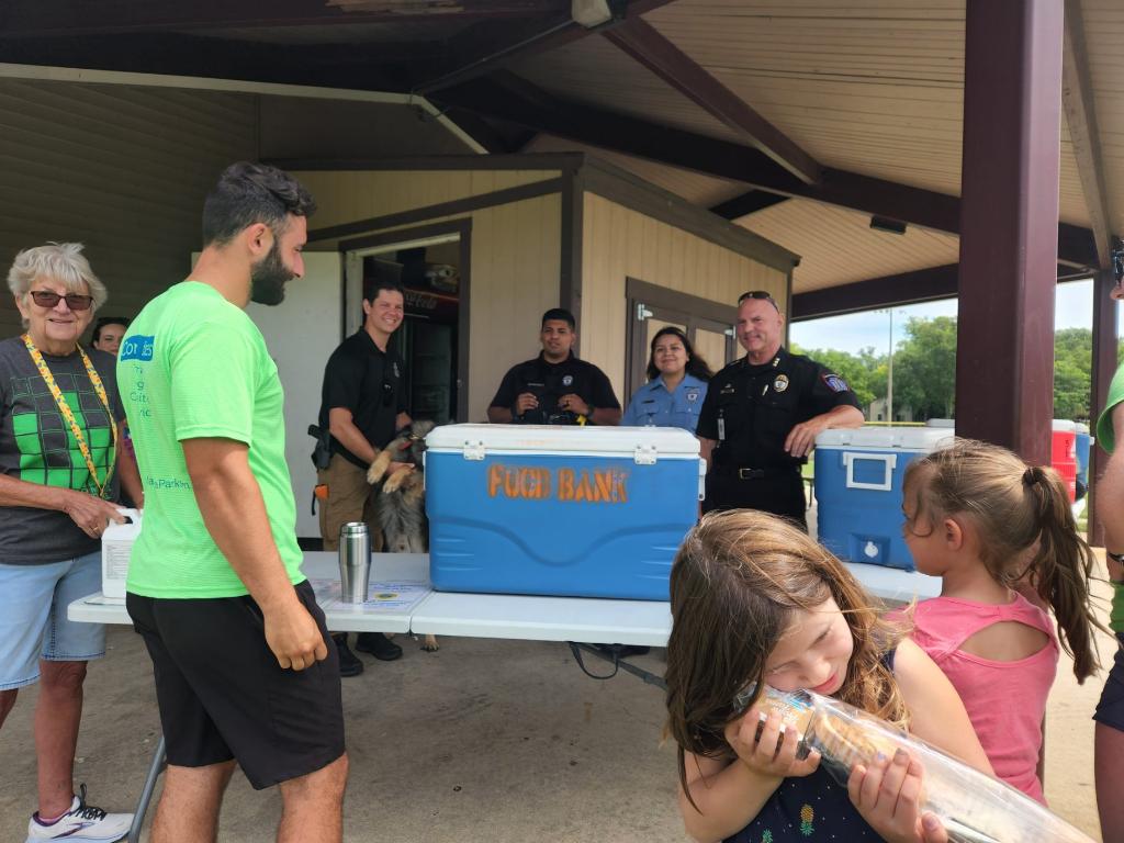 WaucondaPD's tweet photo. WPD donates time to the #SummerLunchProgram and serves lunches to those in need and the Wauconda community.  #WaucondaLife #WaucondaPD #WaucondaStrong https://t.co/bXRMFz7OOf