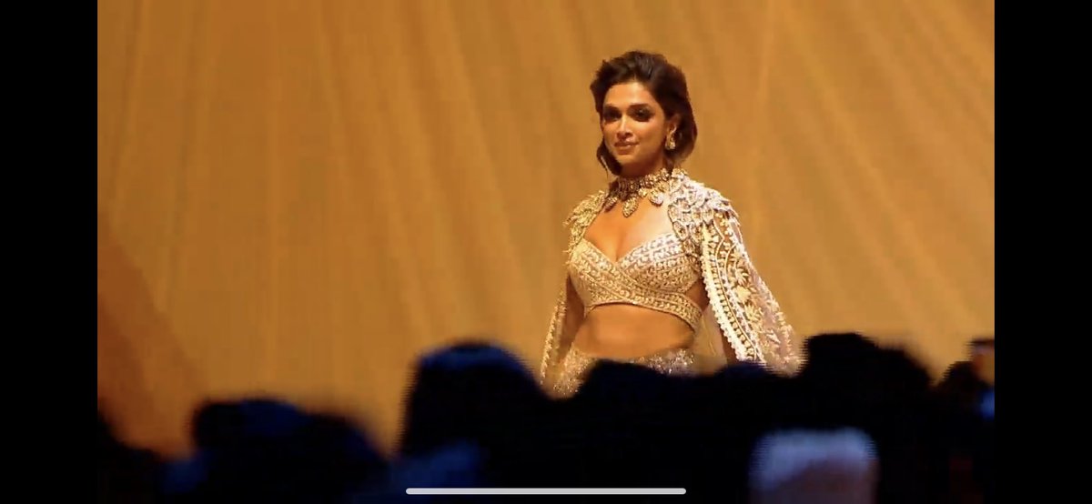 SarahDeepika's tweet photo. Make away for the queen #DeepikaPadukone https://t.co/IAVHTkfajd