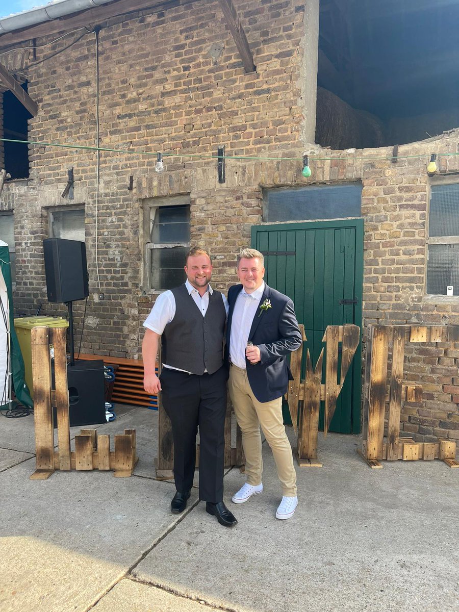 Unser CEO <a href="/BulldogWeSports/">Dennis R. 🇩🇪</a> ist heute zu einer ganz besonderen Feier eingeladen.
Unser ehemaliges Mitglied <a href="/klmpnnn/">kvNNN</a> &amp; seine Frau haben sich heute das Ja- Wort gegeben.👰🤵
Ganz WeSports wünscht euch für euren gemeinsamen Lebensweg viel Glück, Freude und Schaffenskraft.
💐🥂🍀🎁🎉