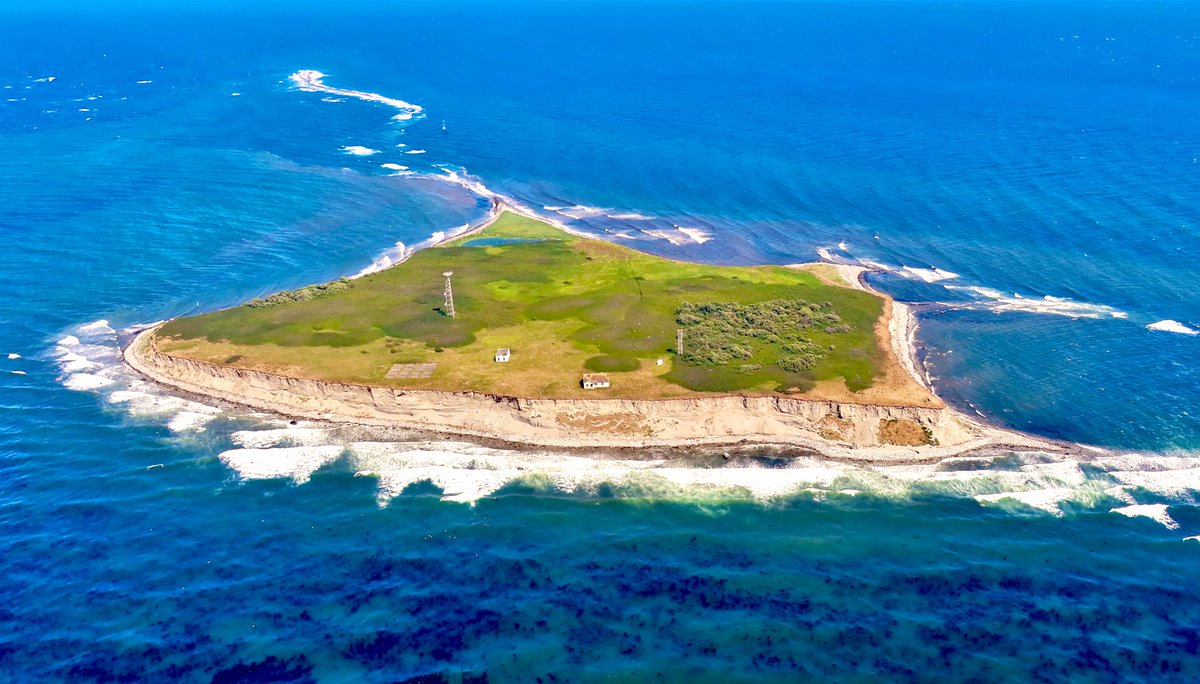 What a lovely island! Oh how nice it would be to set up a nice little home here and spend the days farming and enjoying the scenic views of the ocean!