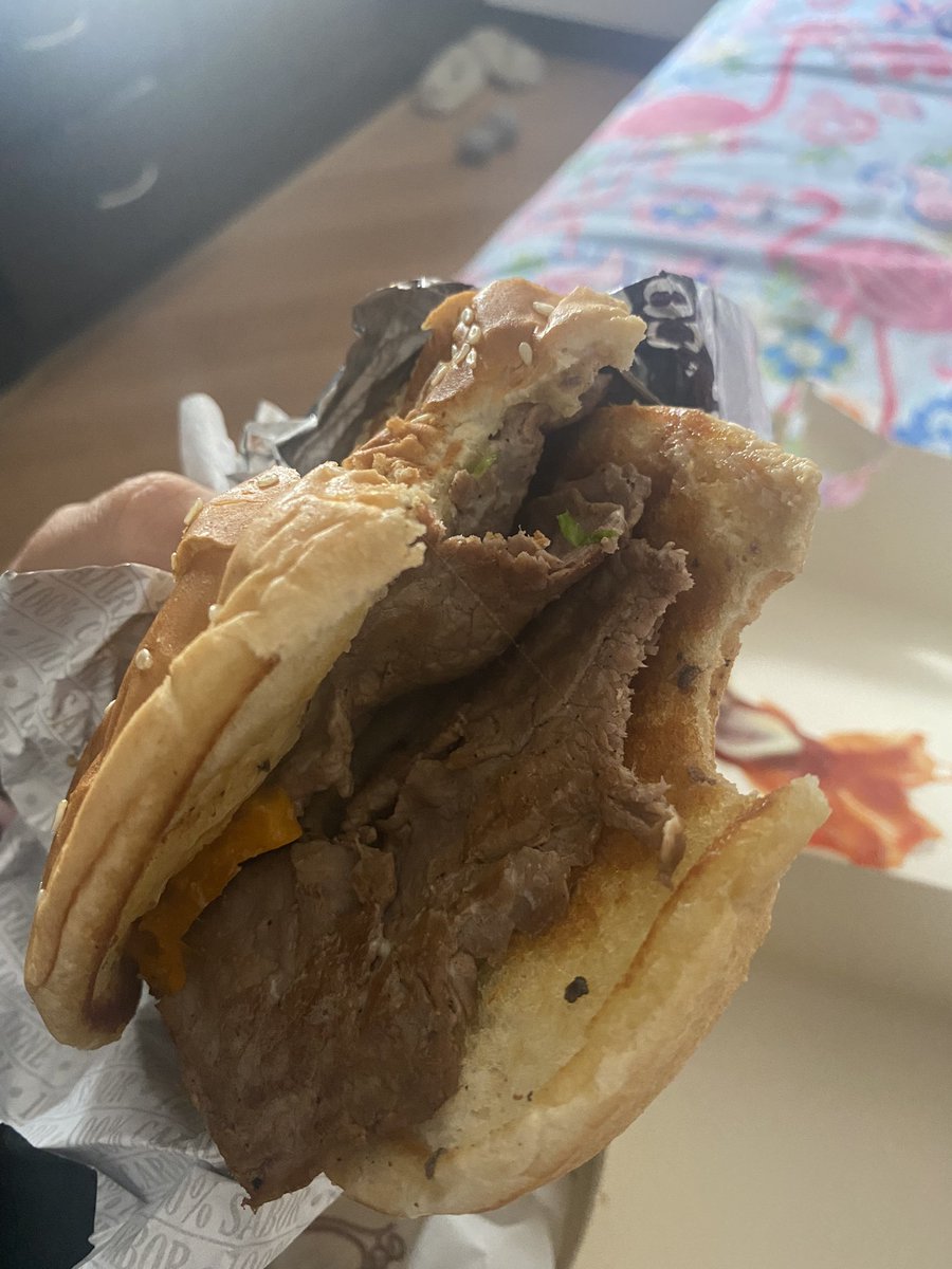 kmi444's tweet photo. @ElCorral_ Pedi un combo Philadelphia steak sin cebolla y me mandan esta mierda? Ni siquiera se parece!!   Que asco de servicio! El corral San Rafael ni queso https://t.co/rJYeOK1B0v