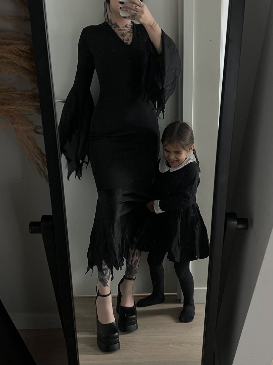 _letvasc's tweet photo. eu de Morticia e Bella de Vandinha passando pela sua tl https://t.co/HDg5heORDN