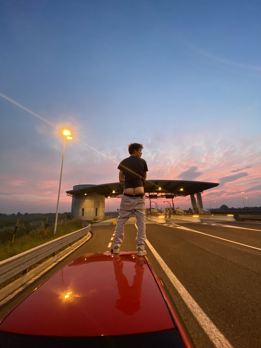 boiaccan's tweet photo. Giugno 2021, dopo una noiosa serata a jesolo decidiamo di andare sui colli euganei. 5 del mattino, usciti dall’autostrada accostiamo per fumare una sigaretta. Salgo sul tetto della lupo ad ammirare l’alba. Sono felice. https://t.co/ISMXYIGHfH