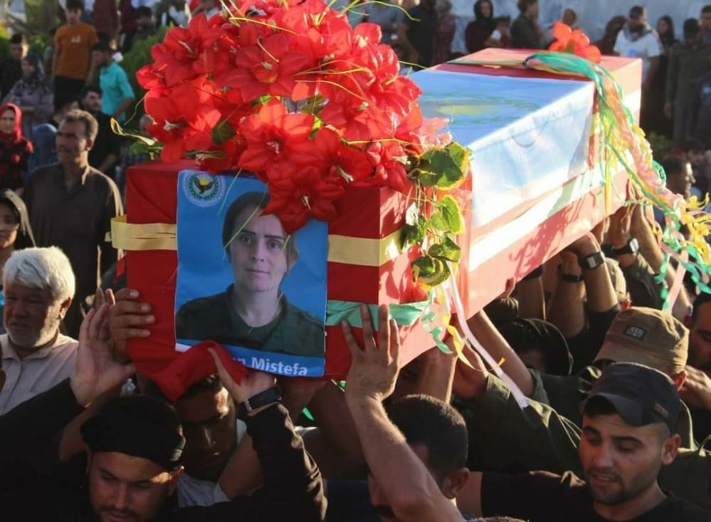starrcongress's tweet photo. Today Selma Mistefa, Sara El-Hisên, Cîhan Mistefa &amp; Beşar Bozan of the Internal Securtiy Forces, martyred by a Turkish drone strike yesterday, were commemorated in Kobani. Cîhan &amp; Sara were mothers, that already had faced displacement by the Turkish occupation war before. https://t.co/Z2Cl72ufkD