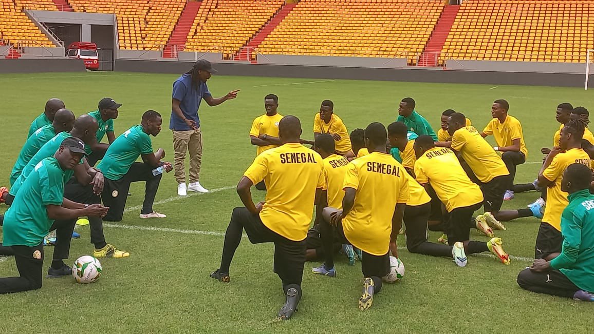 SunufootF's tweet photo. Le sélectionneur national, Aliou Cissé a rendu visite cet après midi aux joueurs locaux au stade Abdoulaye Wade à la veille de leur match retour contre le Liberia. Pour rappel, le Sénégal avait remporté la manche aller 3-0. https://t.co/o9hTdmggSv