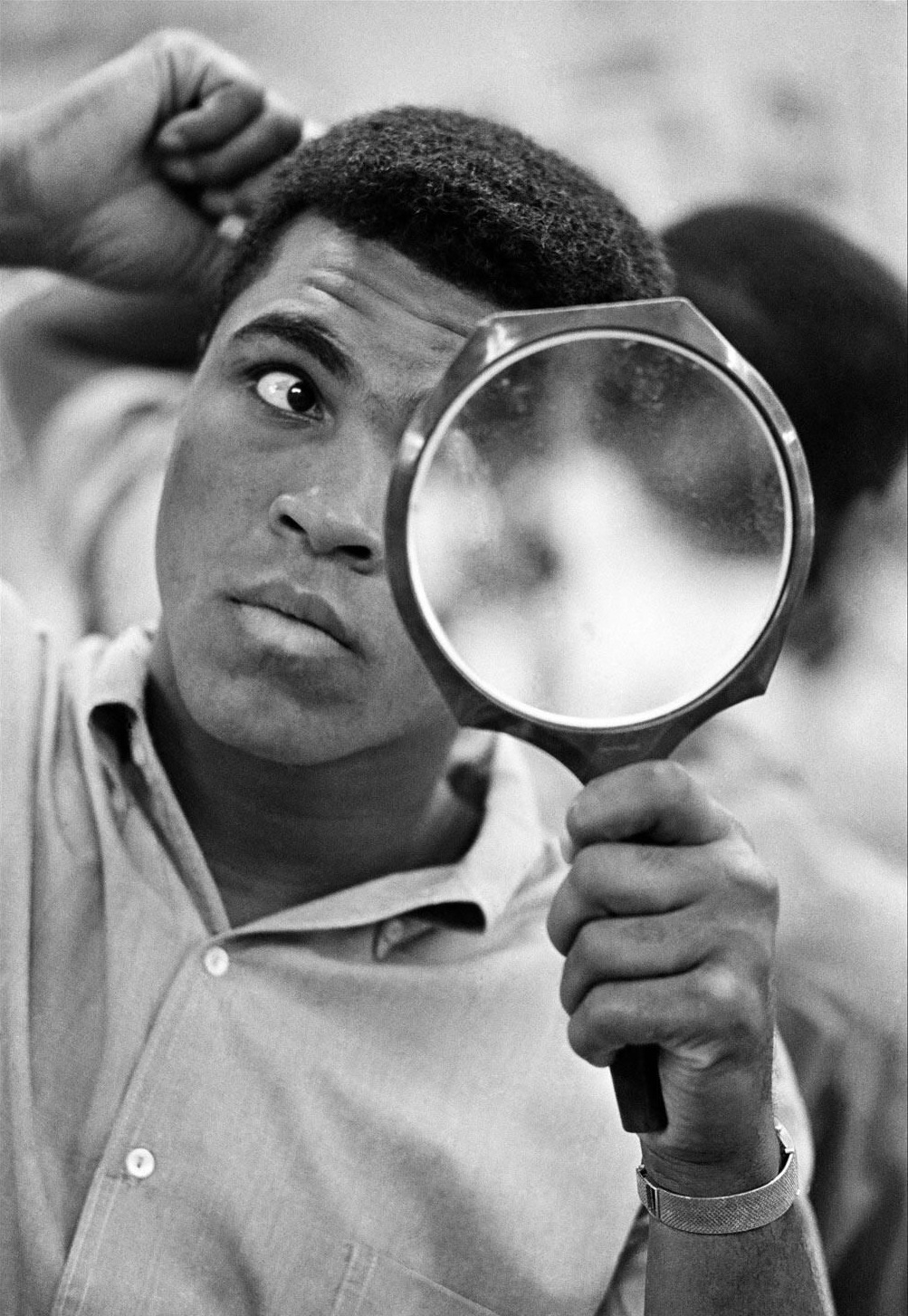 Boxing History on X: Muhammad Ali picks his hair. (📸 Thomas Hoepker)   / X