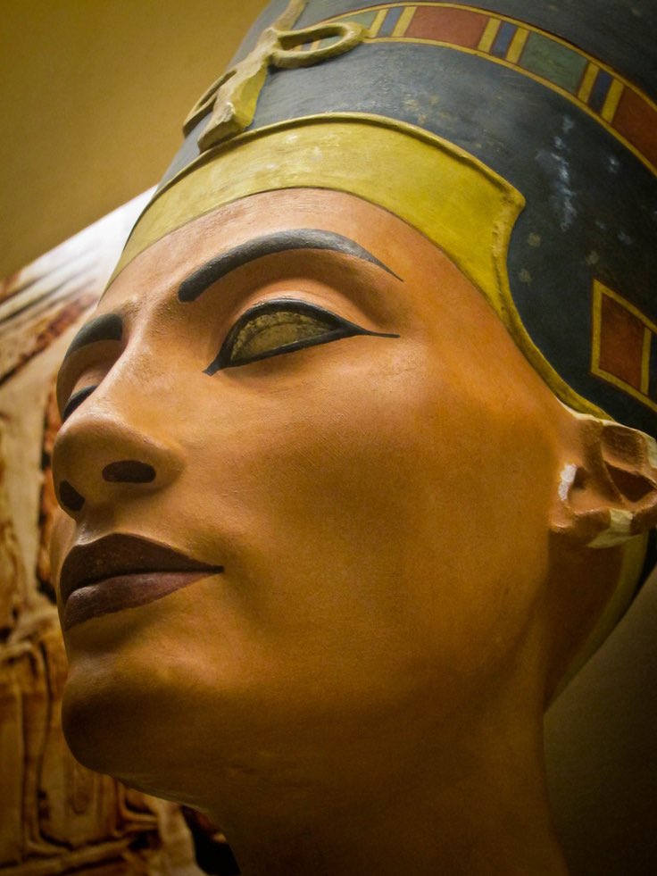 Nefertiti, reina de la XVIII Dinastía de Egipto, Gran Esposa Real de Akhenaton, el faraón que gobernó #Egipto a principios del Nuevo Reino, desde 1352 a 1338 a.C. #Amarna