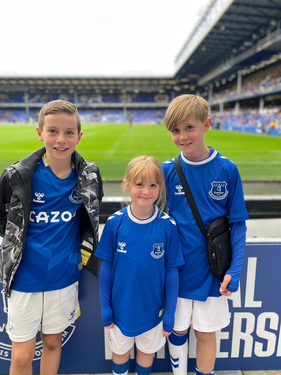 RebekahWalsh's tweet photo. First Everton match for Elizabeth 💙🇺🇦 #efcmatchday #matchforpeace #EFC https://t.co/tJKult2kZv