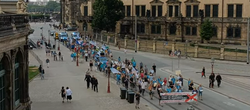 utopisdde's tweet photo. Beim wöchentlichen Auflauf des "Querdenken"-"Gesundheitswesens" zogen heute noch sehr überschaubare ~200 Personen durch Dresden.
#dd2907 https://t.co/8PdL52tqXG