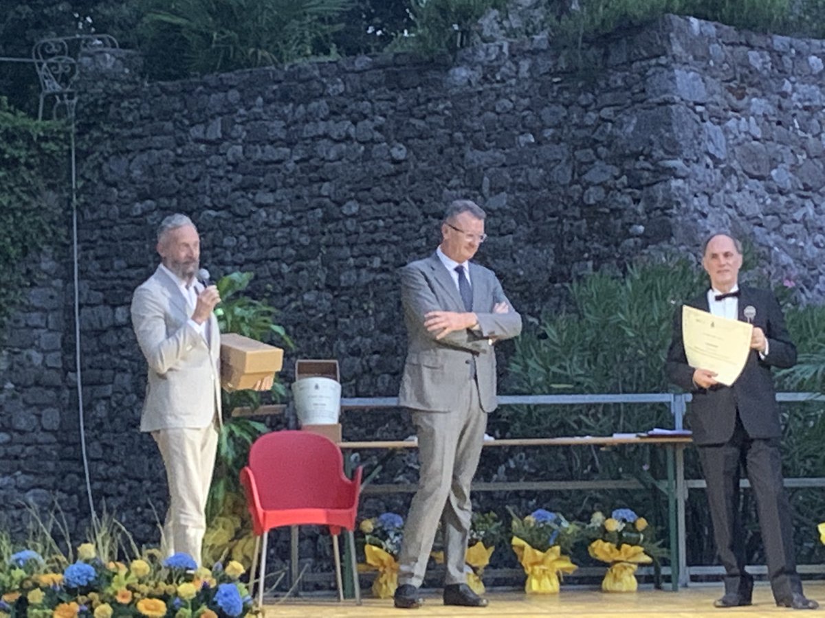 Il direttore ⁦<a href="/OmarMonestier/">Omar Monestier</a>⁩ premia al #meritfurlan il suo #condirettore ⁦<a href="/paolomosanghini/">Paolo Mosanghini</a>⁩ #esserefriulani #modeofriuli #fuarcefriûl ⁦<a href="/regioneFVGit/">Regione FVG</a>⁩ ⁦<a href="/messveneto/">messaggeroveneto</a>⁩