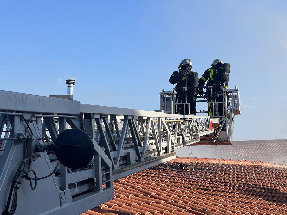 112cmadrid's tweet photo. El incendio ha creado una gran humareda. 

Por eso, @guardiacivil y @PcivilLM, junto con #BomberosCM, han confinado a los vecinos de los inícienles de la zona y les han pedido que no abran las ventanas para impedir que el humo entrara en sus viviendas. https://t.co/R9yLZbz5UK