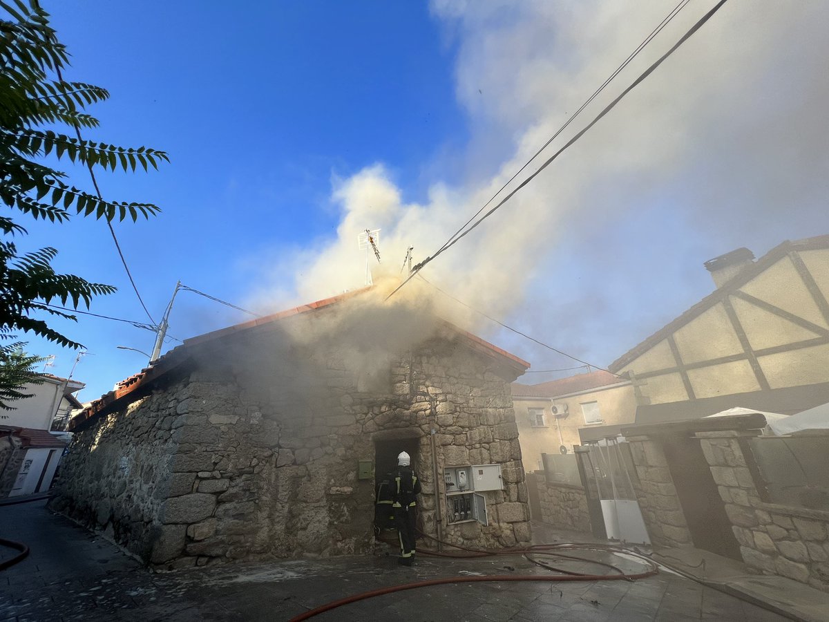 112cmadrid's tweet photo. El incendio ha creado una gran humareda. 

Por eso, @guardiacivil y @PcivilLM, junto con #BomberosCM, han confinado a los vecinos de los inícienles de la zona y les han pedido que no abran las ventanas para impedir que el humo entrara en sus viviendas. https://t.co/R9yLZbz5UK
