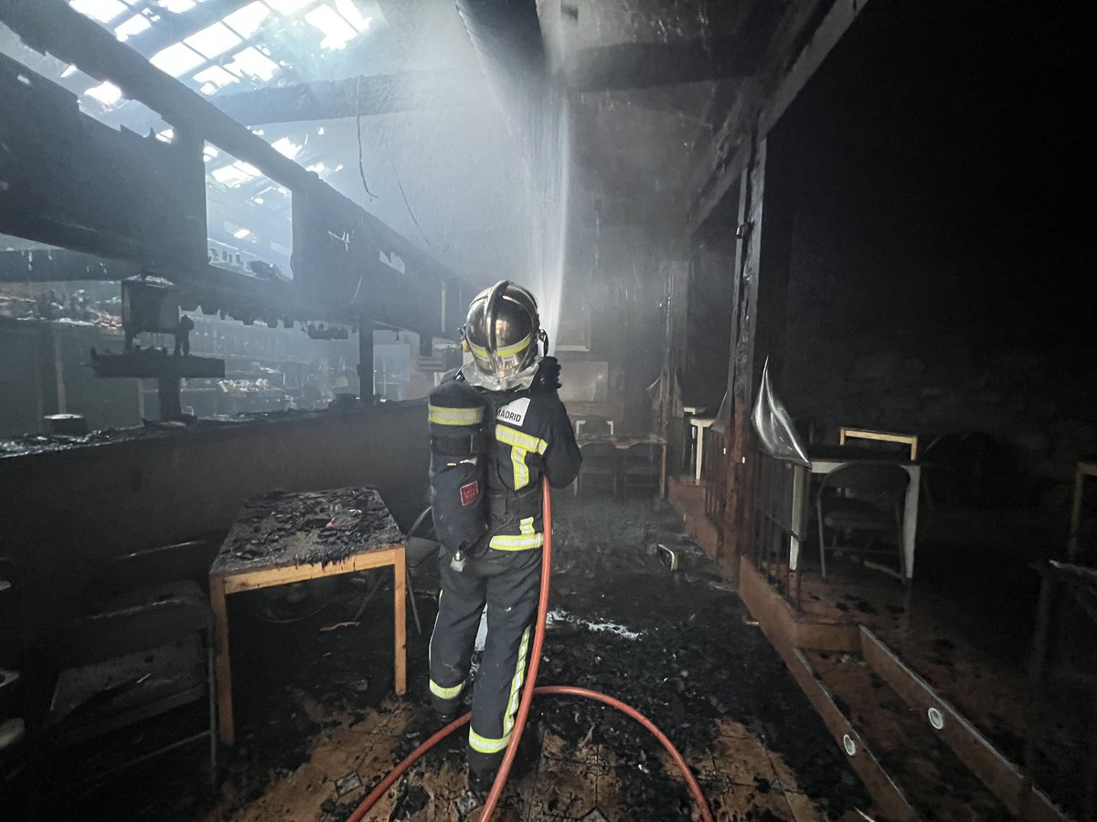 112cmadrid's tweet photo. El incendio ha creado una gran humareda. 

Por eso, @guardiacivil y @PcivilLM, junto con #BomberosCM, han confinado a los vecinos de los inícienles de la zona y les han pedido que no abran las ventanas para impedir que el humo entrara en sus viviendas. https://t.co/R9yLZbz5UK