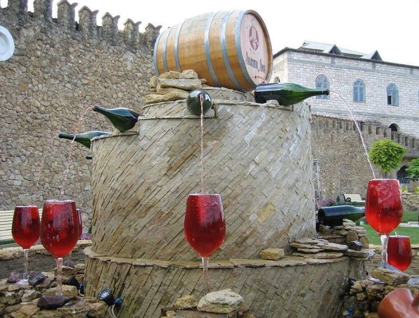 lugarespmundo's tweet photo. Na Itália, mais precisamente em um vilarejo em Abruzzo, há uma fonte de vinho que é totalmente gratuita e funciona durante 24h por dia todos os dias da semana. 
#LugaresPeloMundo🌎 https://t.co/MLG2NapU1D