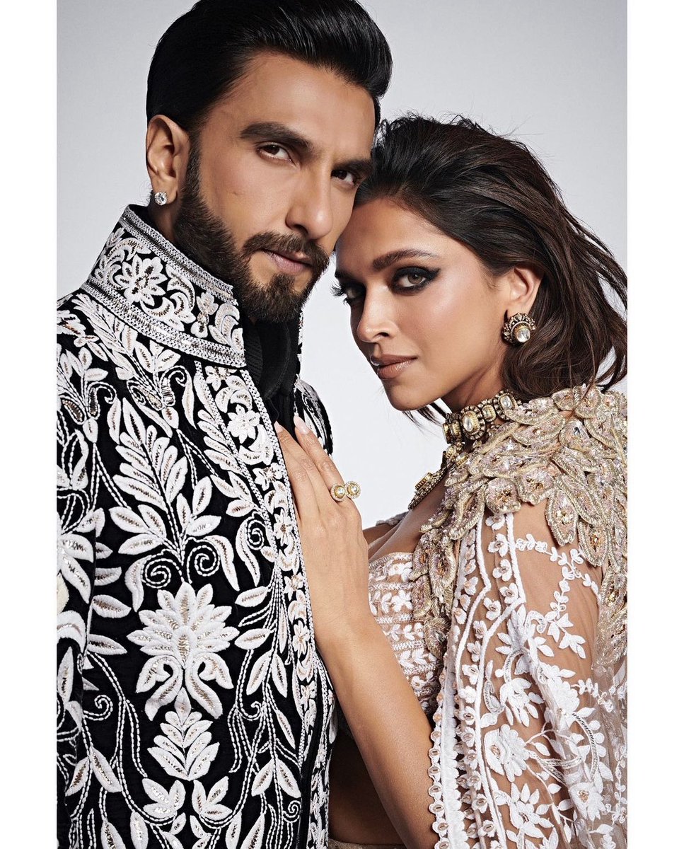 KhadeejahRS's tweet image. UFFFFFF!! SO GORGEOUS 🥰🤍

#DeepVeerAtMijwanShow