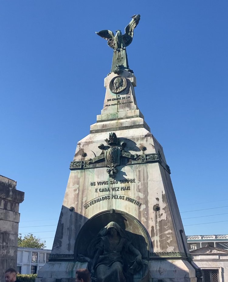 noitedosmuseus's tweet photo. [NDM ONLINE] Museu a céu aberto: uma visita guiada pelo Cemitério da Santa Casa de Misericórdia.

☝🏽Um rolê no cemitério. Topa? Confira o texto completo disponível no nosso site! https://t.co/IyEZ1jzafy