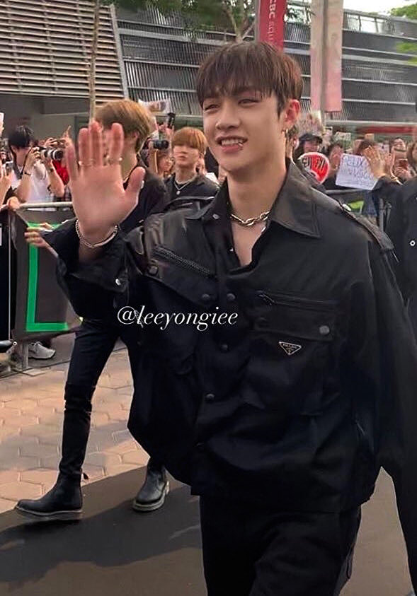EB0YBCHAN's tweet photo. bang chan in real life : a thread https://t.co/K6qEKM27fy