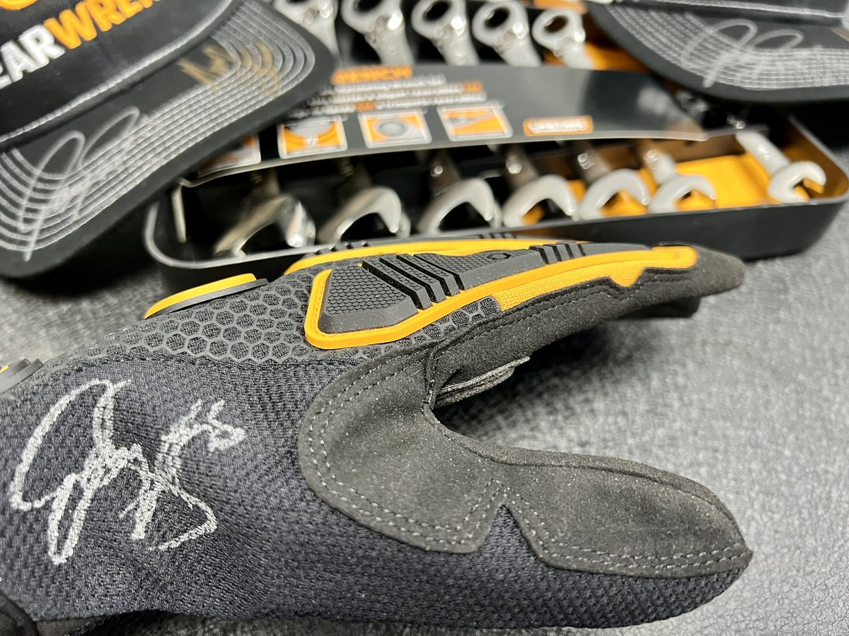 🚨Weekend giveaway 🚨

 We’re giving away some <a href="/gearwrench/">GEARWRENCH</a> gear! 👇👇

1) Retweet this Tweet
2) Hit the ❤️
3) Follow <a href="/gearwrench/">GEARWRENCH</a>  <a href="/DonnySchatz/">Donny Schatz</a> &amp; <a href="/TonyStewart_Rcg/">Tony Stewart Racing</a> for a chance to win autographed gloves or hat! 

Winners announced on 8/2/22 at 12 Noon ET.