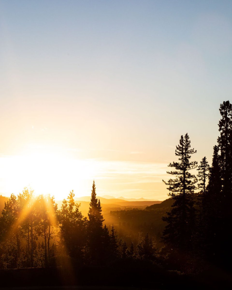 Our summer sunsets never disappoint. 

Nestled in the beautiful rolling Alberta foothills, The Azuridge Estate Hotel is only 20 minutes from Calgary! 

#yycsummer #yycnight #foothillscountry #priddis #alberta #atazuridge #azuridge