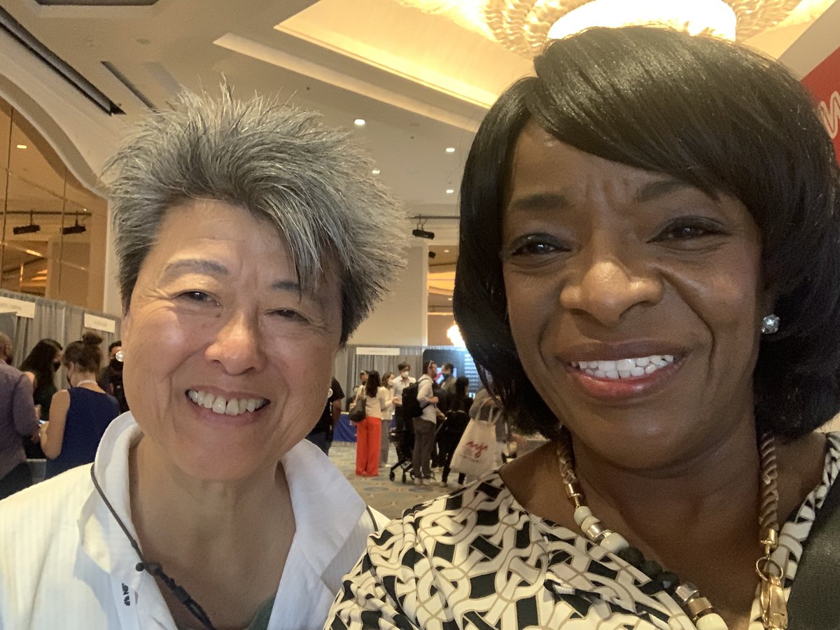 Tfw a #journalism convention lands in your backyard &amp; nobody minds if you pop over 4 a selfie! TY <a href="/aaja/">Asian American Journalists Association est. 1981</a> Love the smiles &amp; the inspiration. 🥰 Safe travels!
