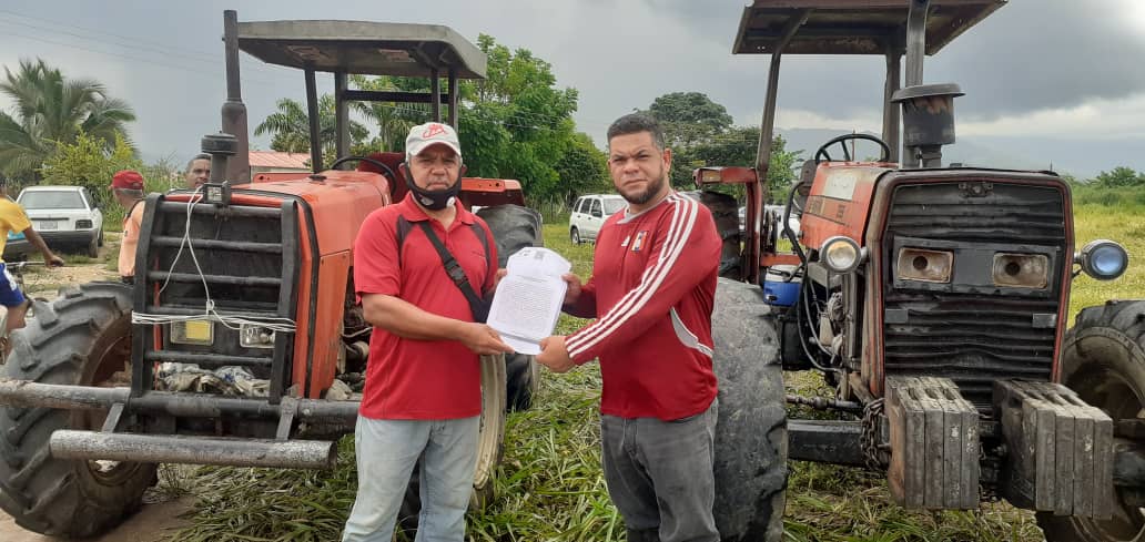 ANDERSONAGRR's tweet photo. La clave del impulso económico de la nación es la producción, es por ello que en el edo. Carabobo en el sector el Rosario, se hizo entrega de 8 títulos de adjudicación que suman un total de 66 ha. a mujeres y hombres que cosechan alimentos de calidad. https://t.co/rpAl7C3paq