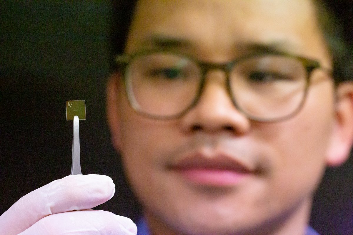 PhysicsANU (@physicsanu) on Twitter photo Tiny but spooky: unveiling new quantum light source that emits entangled photons from structure 1/100th width of hair. Room temperature, tunable & microscopic!
Great work from EME & <a href="/TMOS_ARC/">MetaOptics</a> <a href="/DNeshev/">Dragomir Neshev</a> <a href="/This_Mary_Gray/">Mary Gray</a> <a href="/scienceANU/">Science & Medicine at ANU</a> <a href="/ANUmedia/">ANU Media</a> physics.anu.edu.au/news_events/?N⦠Tiny but spooky: unveiling new quantum light source that emits entangled photons from structure 1/100th width of hair. Room temperature, tunable & microscopic!
Great work from EME & <a href="/TMOS_ARC/">MetaOptics</a> <a href="/DNeshev/">Dragomir Neshev</a> <a href="/This_Mary_Gray/">Mary Gray</a> <a href="/scienceANU/">Science & Medicine at ANU</a> <a href="/ANUmedia/">ANU Media</a> physics.anu.edu.au/news_events/?Nā¦