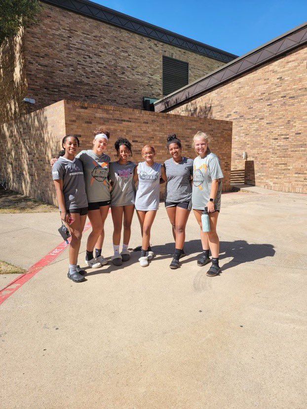 Had a great time training with the Brookhaven college team! Got a lot of good work in and had a lot of fun! Thank you so much <a href="/DCBWomensSoccer/">Dallas College Brookhaven Women's Soccer</a> <a href="/IslandBoy_Coach/">Robert Williams🇧🇲</a> <a href="/RealJimmyElder/">Jimmy Elder</a> <a href="/FCDNorthBlack/">FC Dallas</a>