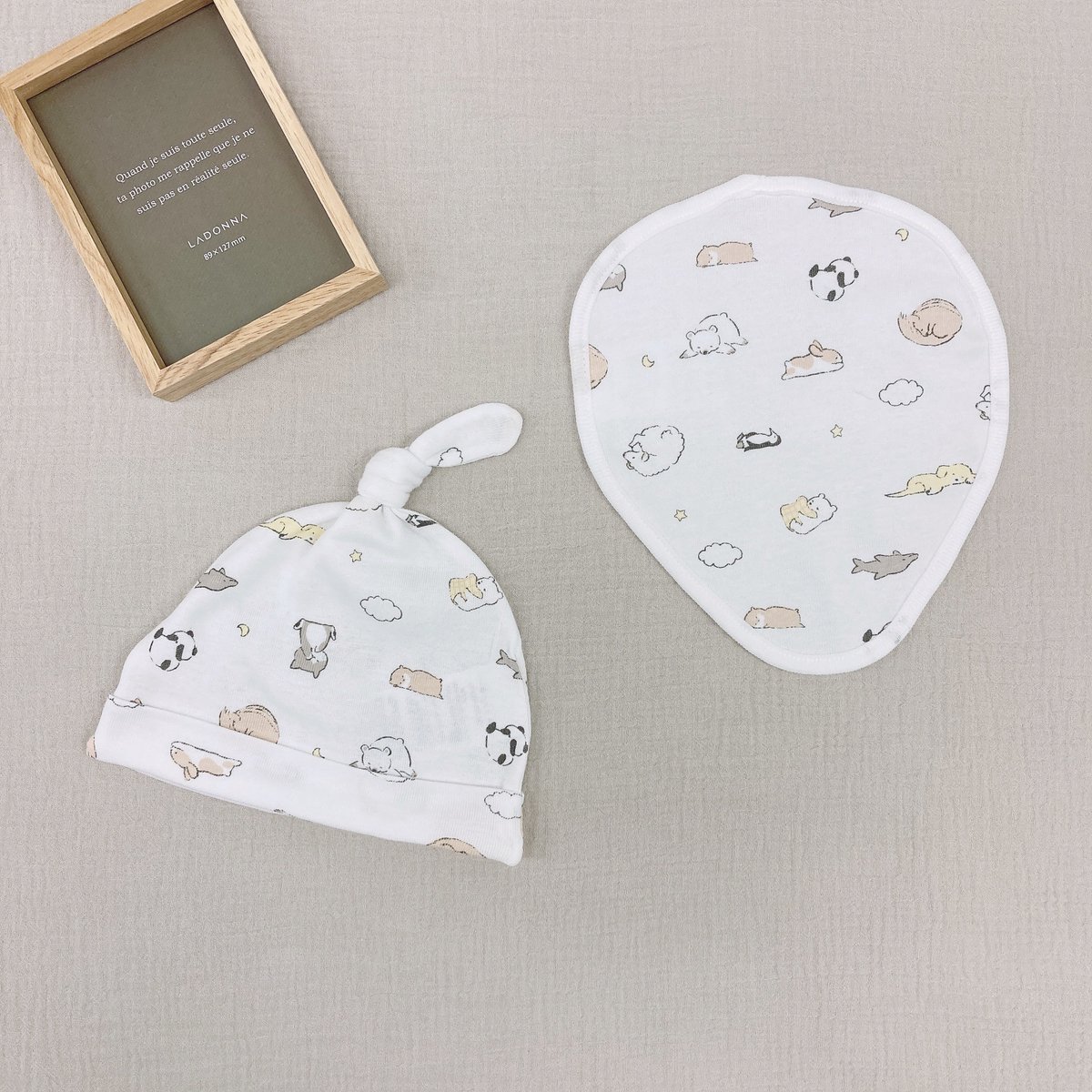 長袖ドレスオール(したのボタンを止め変えるとプレオールとしても使えます)(サイズ50-60)
とんがりベビー帽子(38-40cm)、ガーゼハンカチ4枚セット 