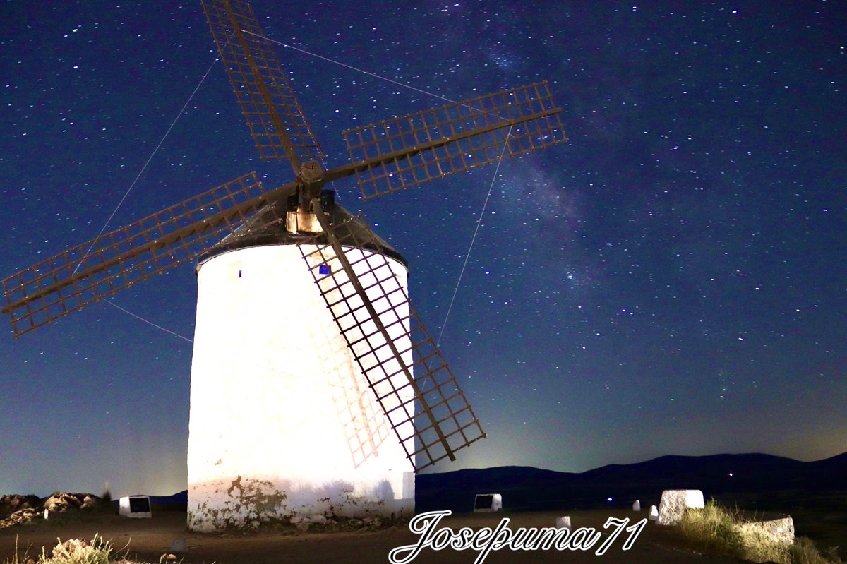 Mire vuestra merced, dijo Sancho, que aquellos que allí se parecen no son gigantes, sino molinos de viento, y lo que en ellos parecen brazos son las aspas, que, volteadas del viento, hacen andar la piedra del molino. #Donquijote <a href="/CanonEspana/">Canon España</a> <a href="/otconsuegra/">Turismo Consuegra</a> #molinosconsuegra