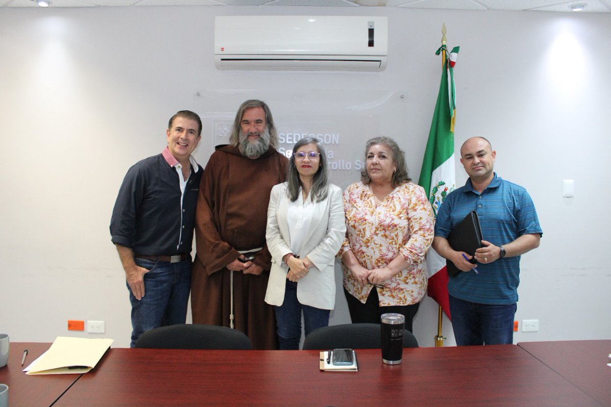 La Mtra. Wendy Briceño, Secretaria Desarrollo Social junto con la Lic. Lourdes Rojo, Directora Administrativa y Víctor Hugo Murrieta, Promotor de Evaluación Social de Sedesson, sostuvieron una reunión con Fano Campoy y el padre David Joseph Beaumont.
1