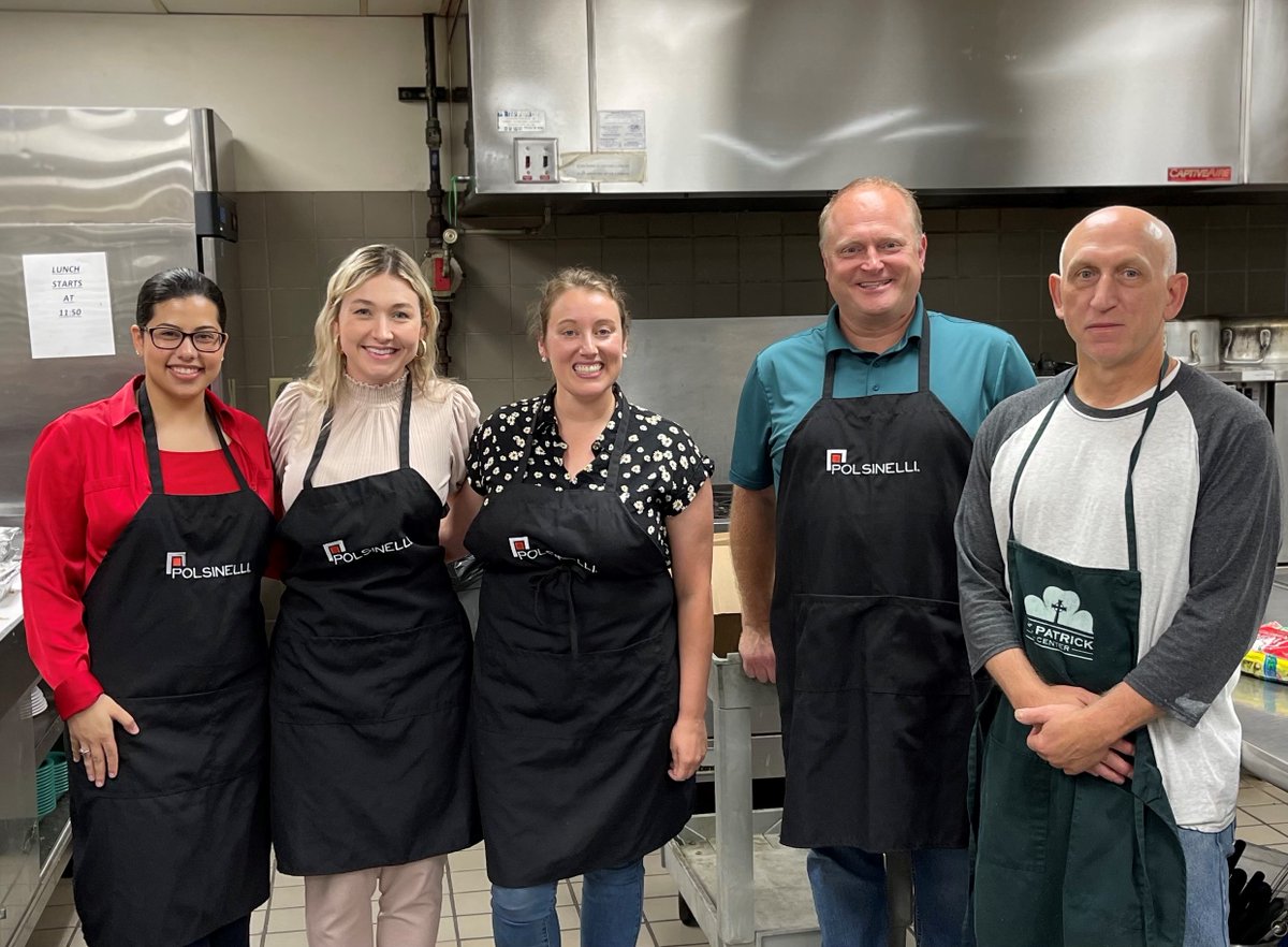 Polsinelli's tweet photo. Our St. Louis summer associates and colleagues served lunch at the @stpatrickcenter, a local homeless shelter program that assists 3,700 individuals and families annually.
#summerassociates #summerassociateprogram #polsinellistlouis https://t.co/A5vzZYTPKH