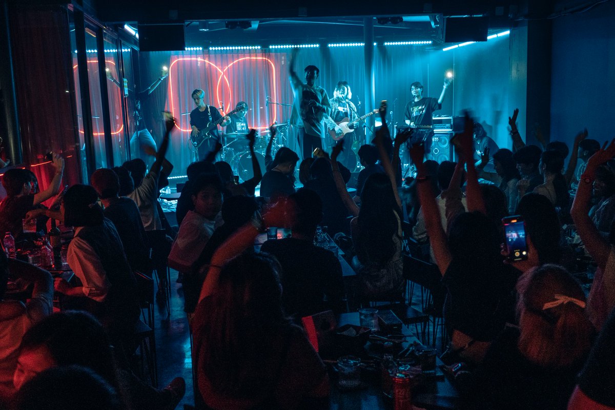 Hello, we are Decommune team. We're here to explode of fun to you guys. Hope you guys enjoy it! #decommunelive #mirrr #livemusic