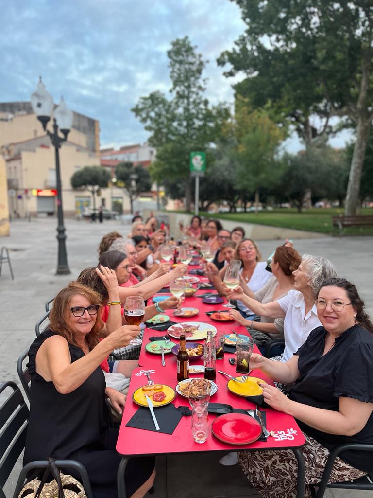 DonesErcBaix's tweet photo. Sopar estiuenc de dones @ERC_BaixLlobreg a #Olesa!!!!
Una agradable i divertida trobada que repetirem aviat!
Bon estiu i bones vacances!!!!!!!! https://t.co/TuS9o3NxZc