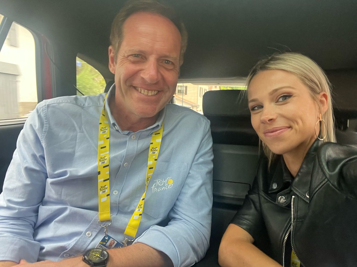 LeTour's tweet photo. 🚗 🚨 Today there was not 1 but 2 directors in @LeTourFemmes’s car #1

🚗🚨 Aujourd’hui il n’y avait pas 1 mais 2 directeurs dans la voiture #1 du @LeTourFemmes 

#TDFF #WatchTheFemmes https://t.co/s7BAxJXPxA