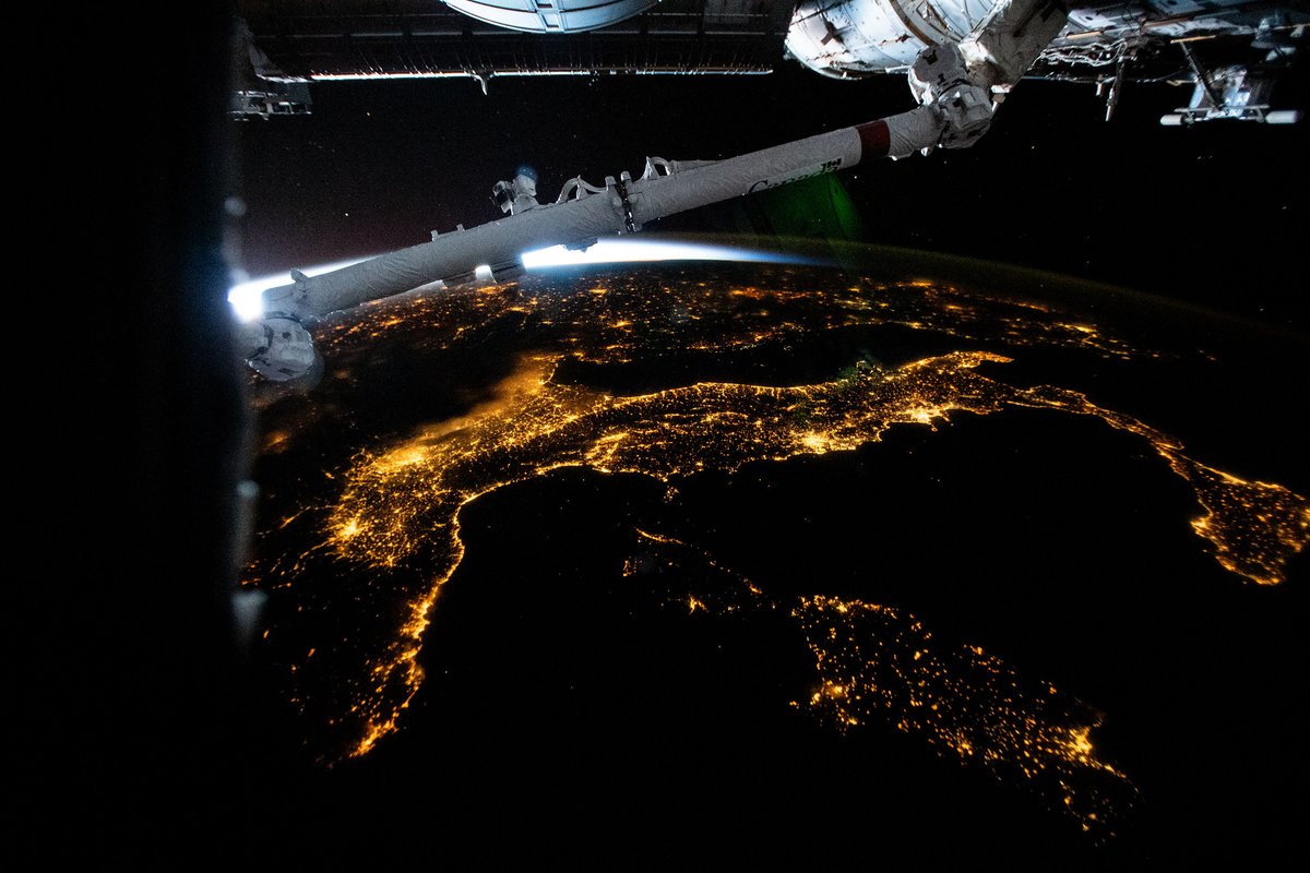 The city lights of Italy, including the French island of Corse and the Italian islands of Sardinia and Sicily, are pictured from the space station from 261 miles above the Mediterranean Sea on July 4, 2022. 🌃 More cities at night.. flic.kr/s/aHsmPGtXhX