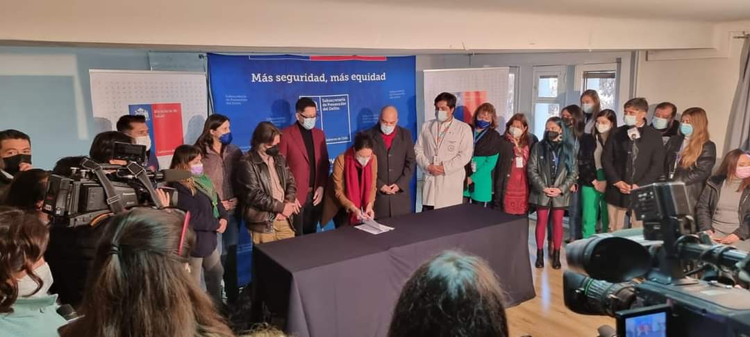 caluzca's tweet photo. Participando el martes pasado de firma del convenio entre #MinisteriodeSalud y Subsecretaría de Prevención del Delito para comprometer acciones que refuercen la seguridad y protección en los distintos establecimientos de salud de la red asistencial y pública de salud.
#fedasap https://t.co/5k831avMeL