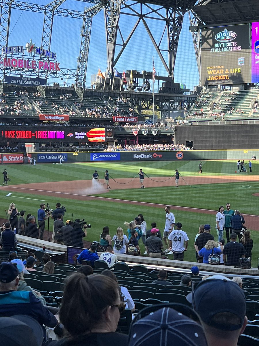 TurfaceJ's tweet image. Seattle Mariners. Great ground crew. Turface Pro League Red never looked better. @TurfaceC @Turfaceproducts