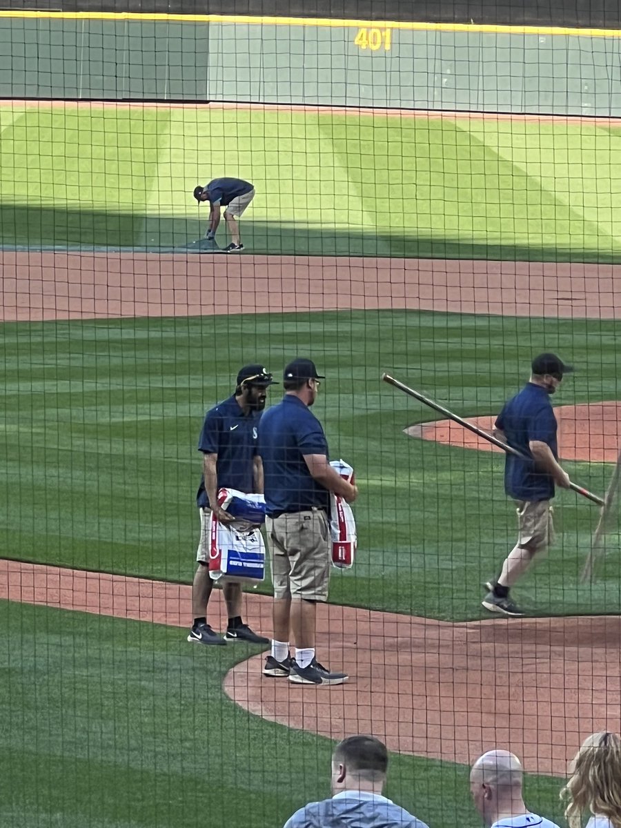 TurfaceJ's tweet image. Seattle Mariners. Great ground crew. Turface Pro League Red never looked better. @TurfaceC @Turfaceproducts