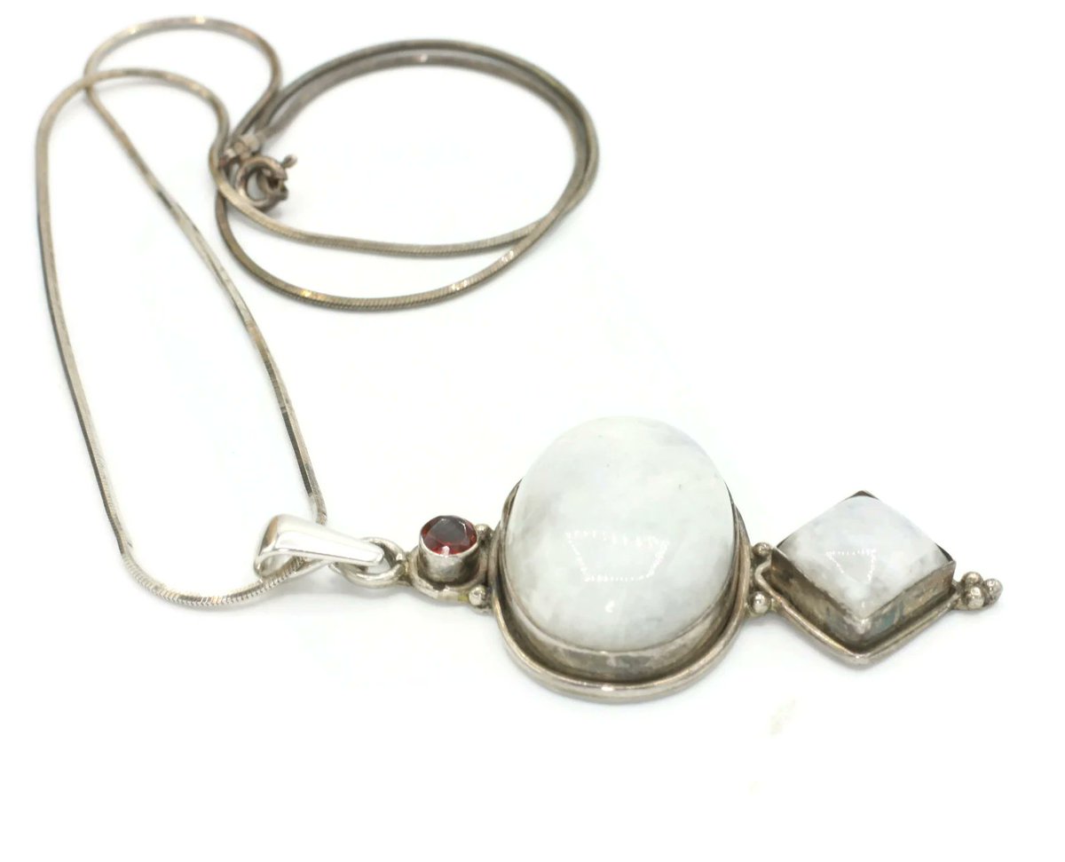 #moonstonependant #gemstonejewelry #vintagejewelry #gotvintage etsy.com/listing/126458…