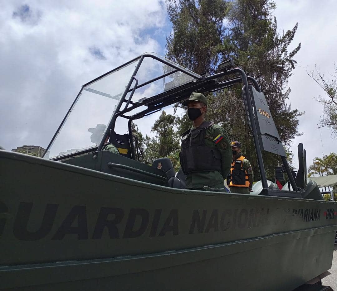 ⏩Con un alto compromiso de elevar el nivel de Apresto Operacional y Bienestar Social en las unidades militares de nuestra gloriosa #FANB acompañé al GJ <a href="/vladimirpadrino/">Vladimir Padrino L.</a> y el #EMSFANB a la Mega Jornada Especial de la Gran Misión Negro Primero con motivo del 85º Aniv de la #GNB