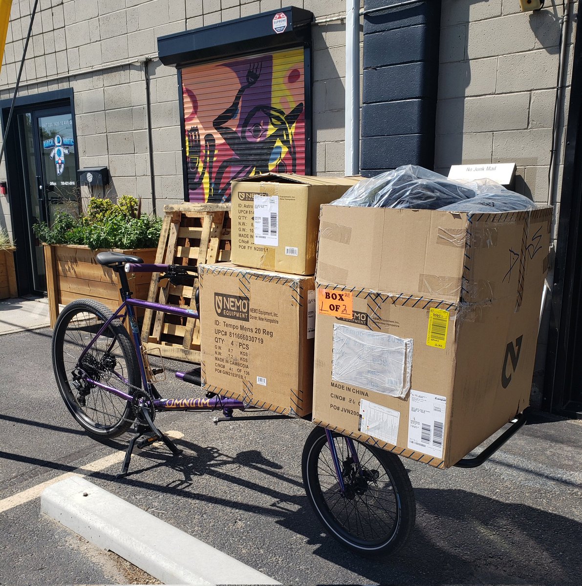 BikeBikeYYC's tweet photo. #OneLessTruck #OneLessF150 #OmniumBikes #carryshitolympics #cargobikelife #yycbike https://t.co/z0q9qvc26V