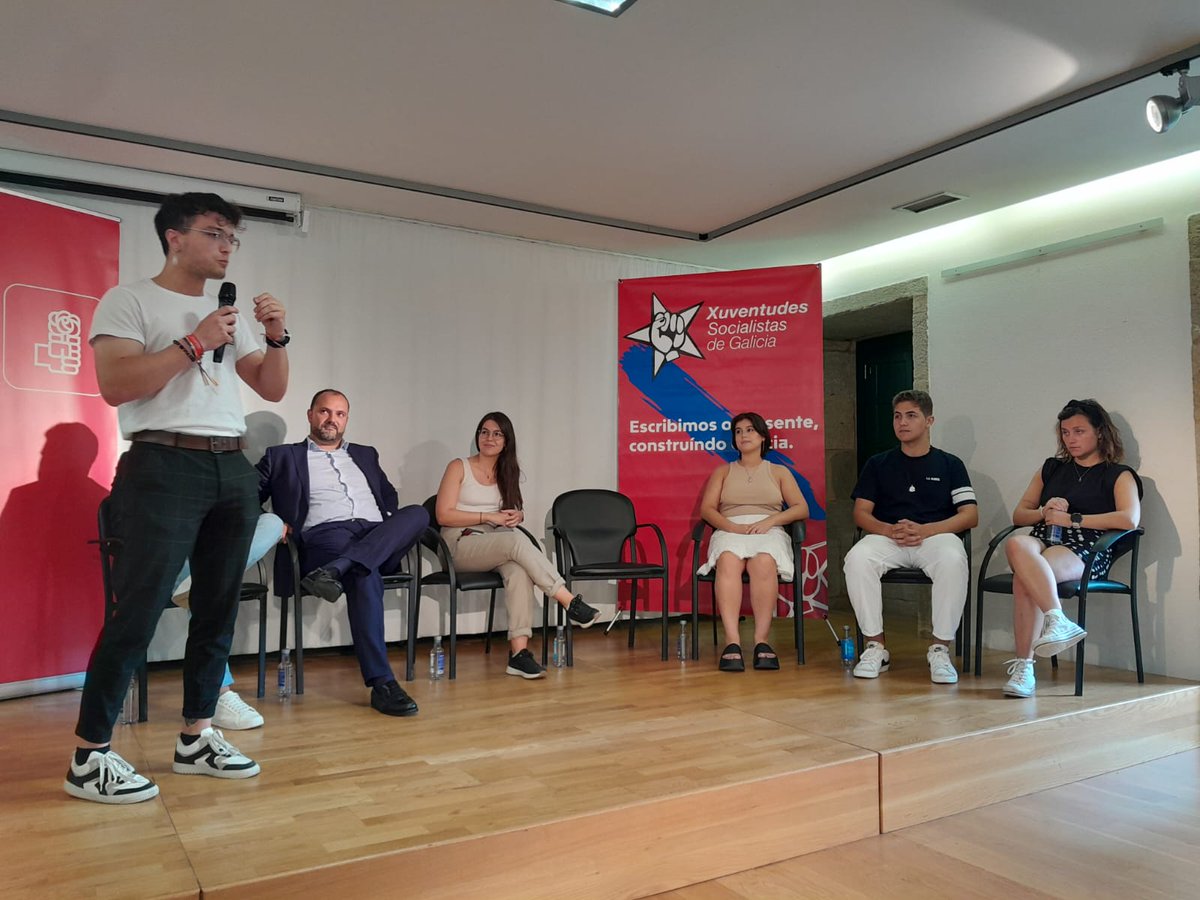 XSGalicia's tweet photo. 🚗Seguimos sumando máis xente ao noso proxecto de país. En #Pontedeume constituíndo a nova AL de XSG onde Victoria, Sara e Diego (sx) asumirán o reto de liderar un equipo municipalista preciso para a mocidade da localidade xunto co alcalde @BernardoPSOE.

Parabéns e a traballar! https://t.co/0XgqkpWzMF