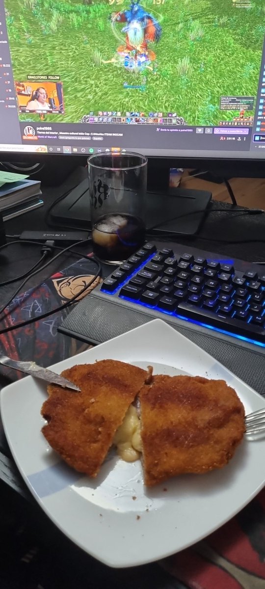oiram144's tweet photo. Vengo a deciros que voy a cenar #cachopo y que os metais al stream de @POIREL19851 que estรก dรกndole al #WoW y estoy aprendiendo mรกs que nunca sobre el lore. Os dejo su canal de twitch #lorewow #twitchstreamer https://t.co/XNASnWSiRr https://t.co/s5QJPt9qZL