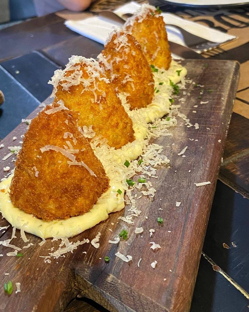 eucomi's tweet image. 🍗 COXINHA DE PASTRAMI
💸 R$42 ⭐️ Nota: 10

📜 Eia que ela reaparece: a coxinha de pastrami do Fôrno!
O pastrami é carro-chefe do Fôrno, desse restaurante que fica no centro de SP. Foi uma das nossas saideras do 🇧🇷

📍 No @forno_sp

 🏷 #eucomi #comid… instagr.am/p/Cgm_D-eoibC/